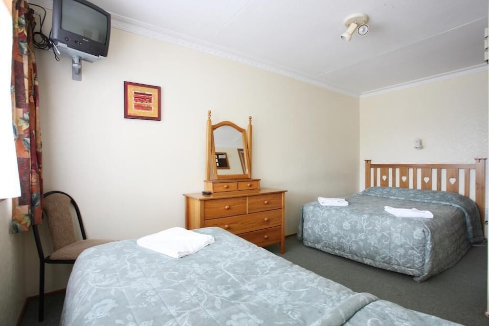 Queens Park Motels 17/60