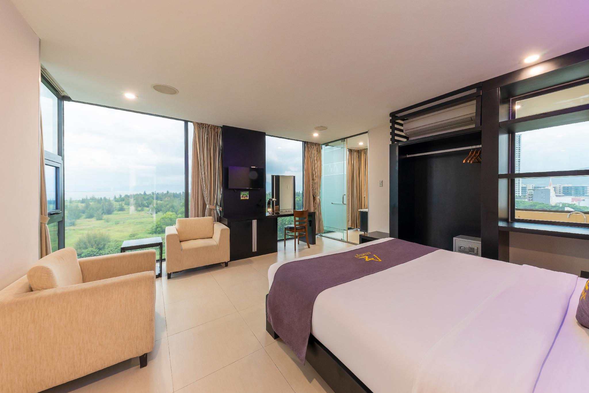 Suite, Side Sea View