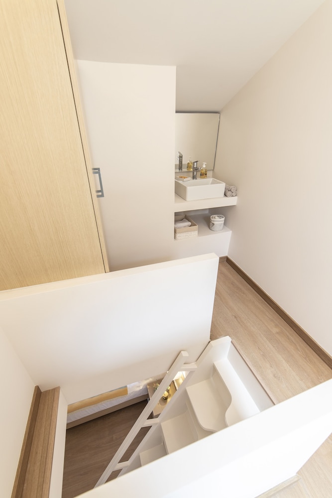 Gallery Suites and Residences 43/43