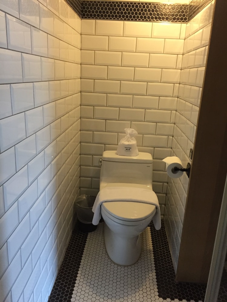 Check Inn Hotel 40/70