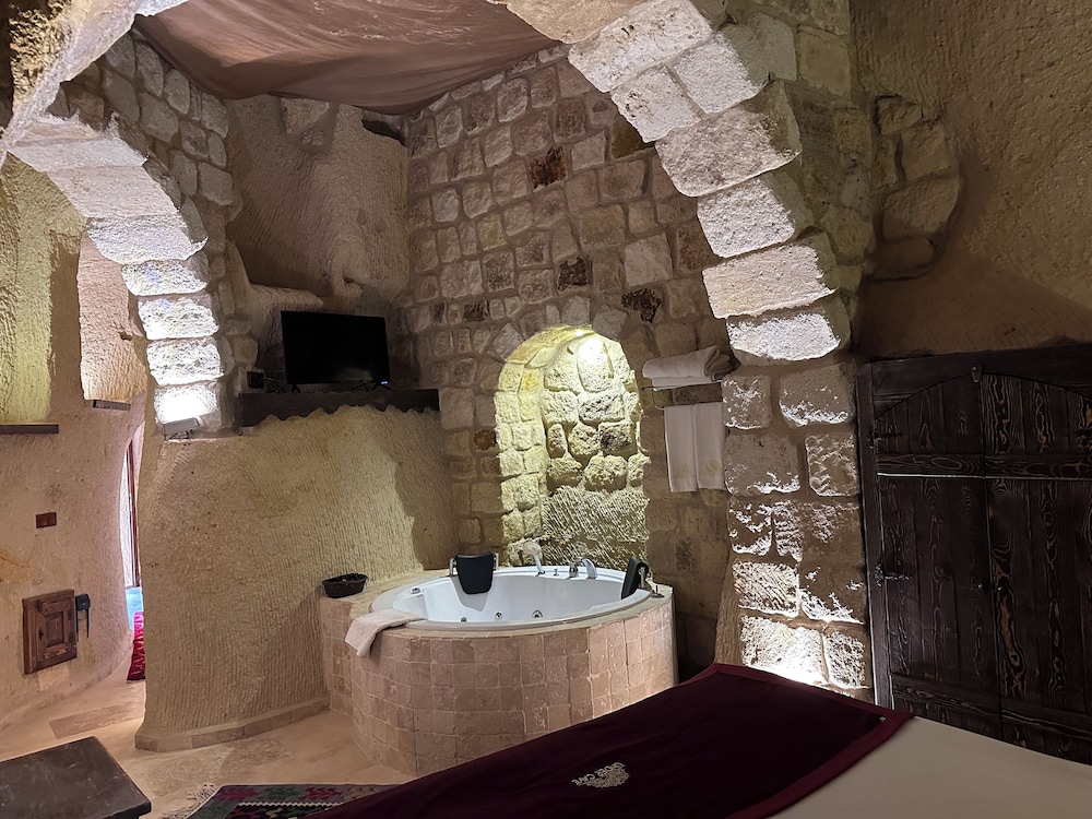 Under Cave Hotel 28/50