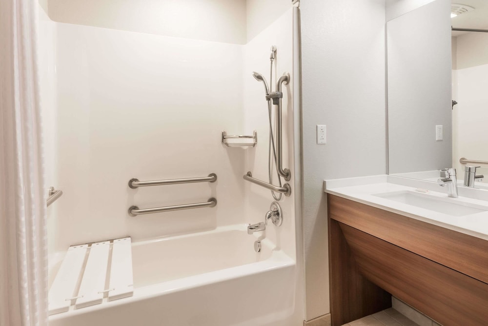 Microtel Inn and Suites By Wyndham Altoona 7/27