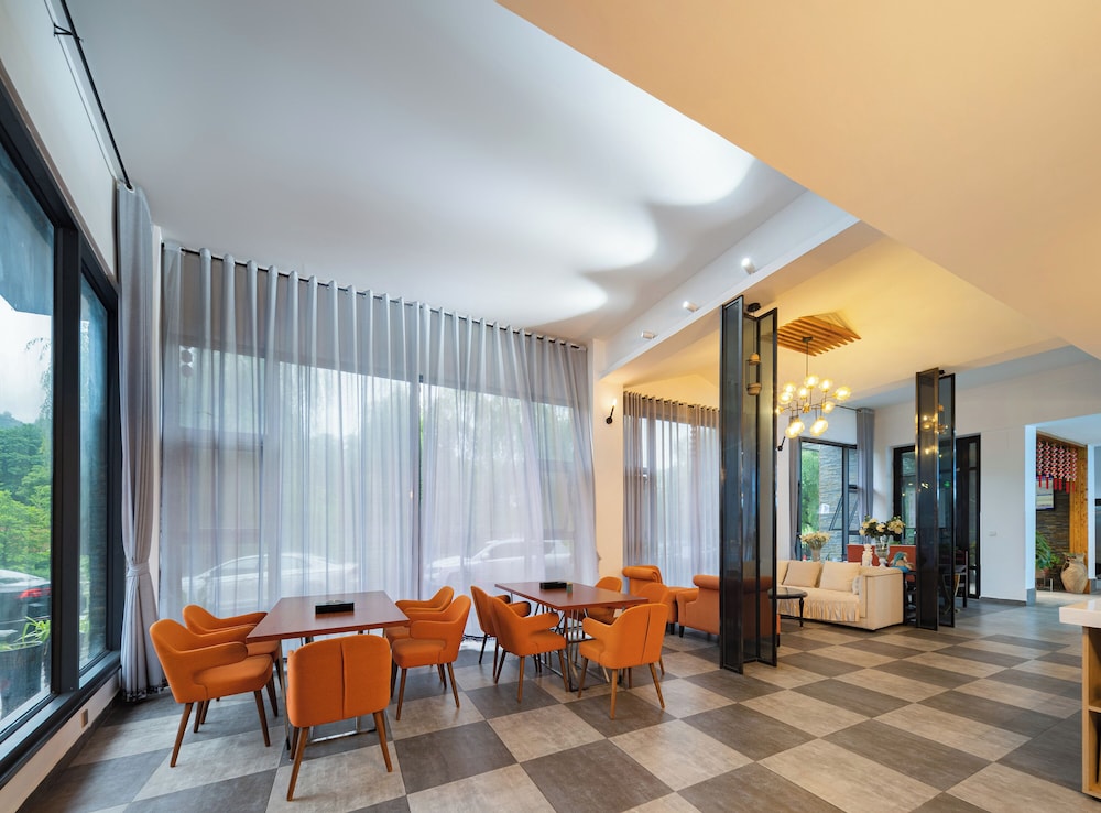Z-Up Boutique Hotel 35/50