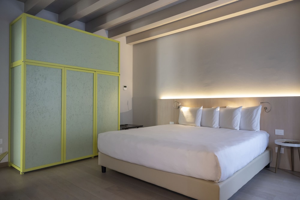 FITNESS, DELUXE, SUITE