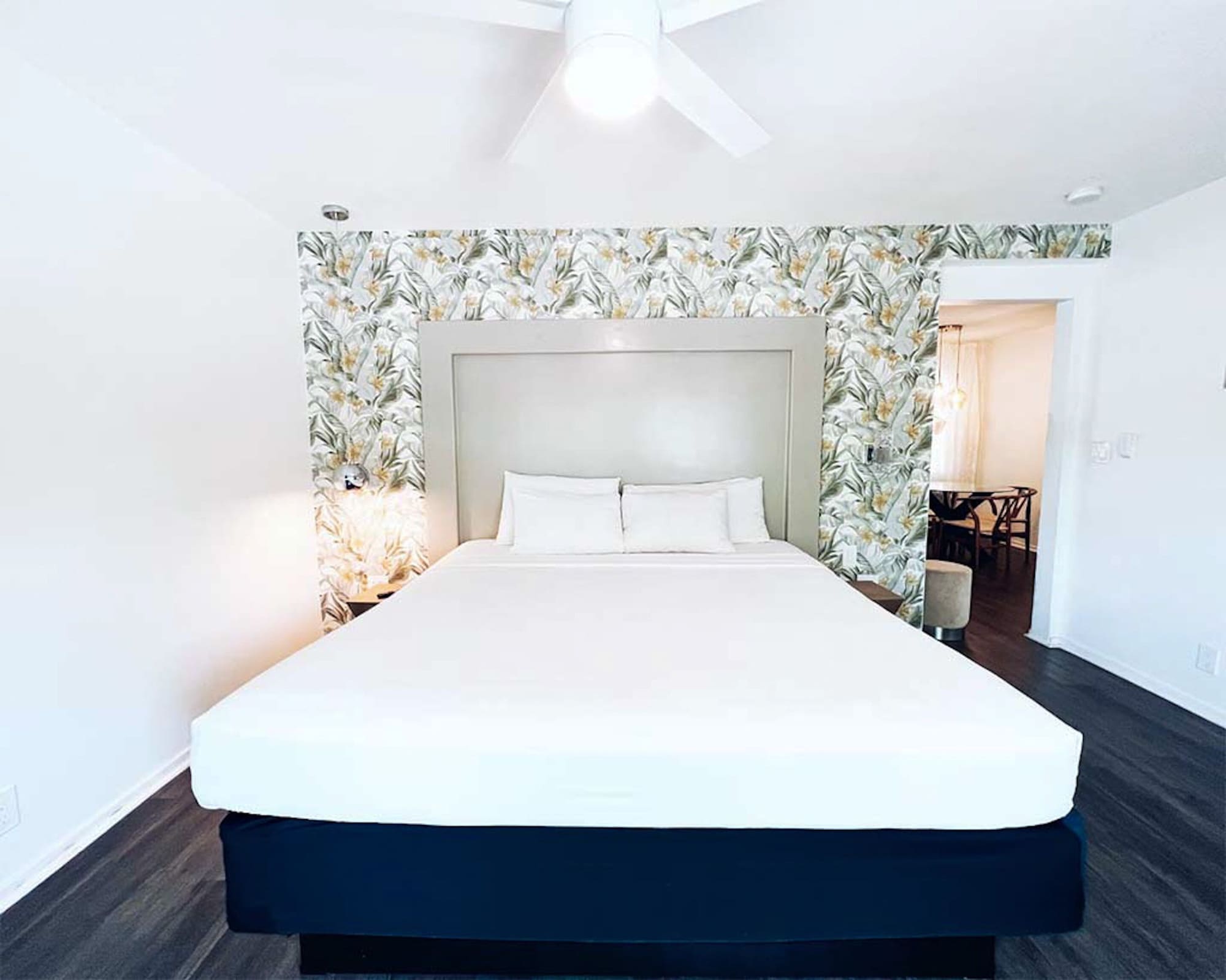 1 BEDROOM, SUITE