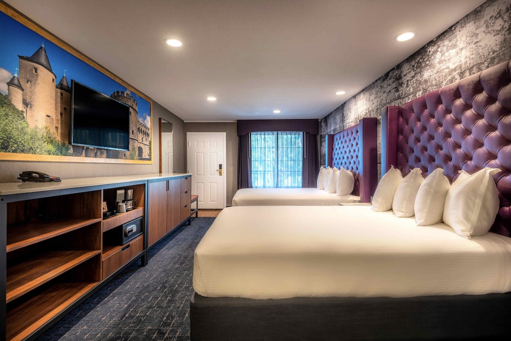 STANDARD, 2 QUEEN BEDS