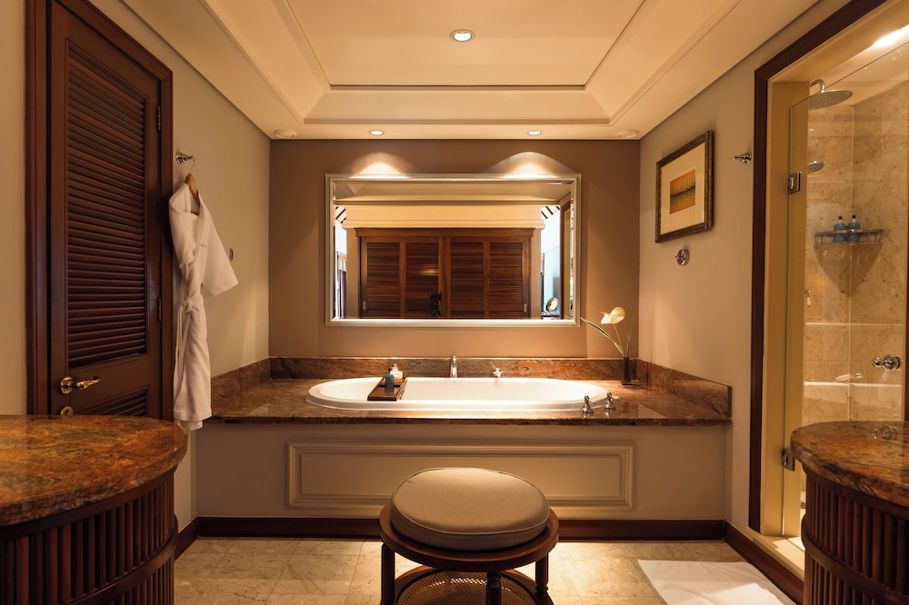 Junior Suite, King Bed, Sofa, Constance Prince Maurice 5/5