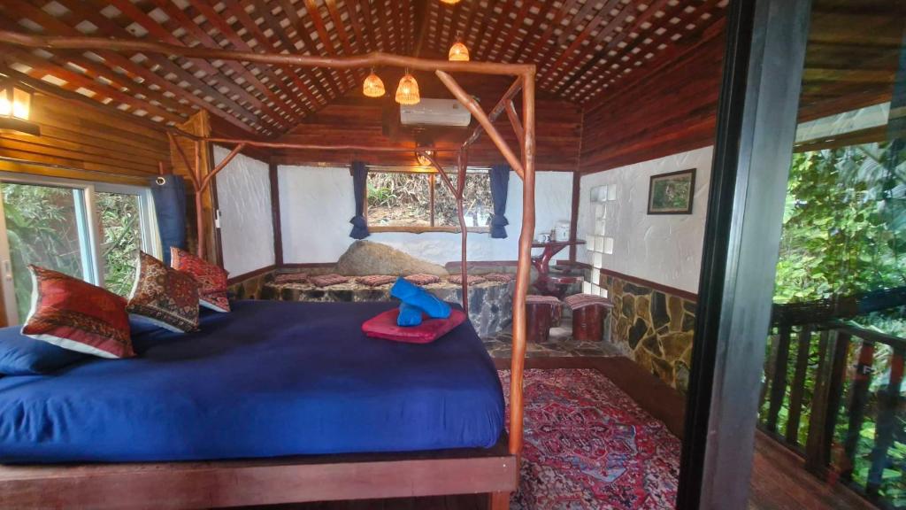Rock, Bungalow, Queen Bed