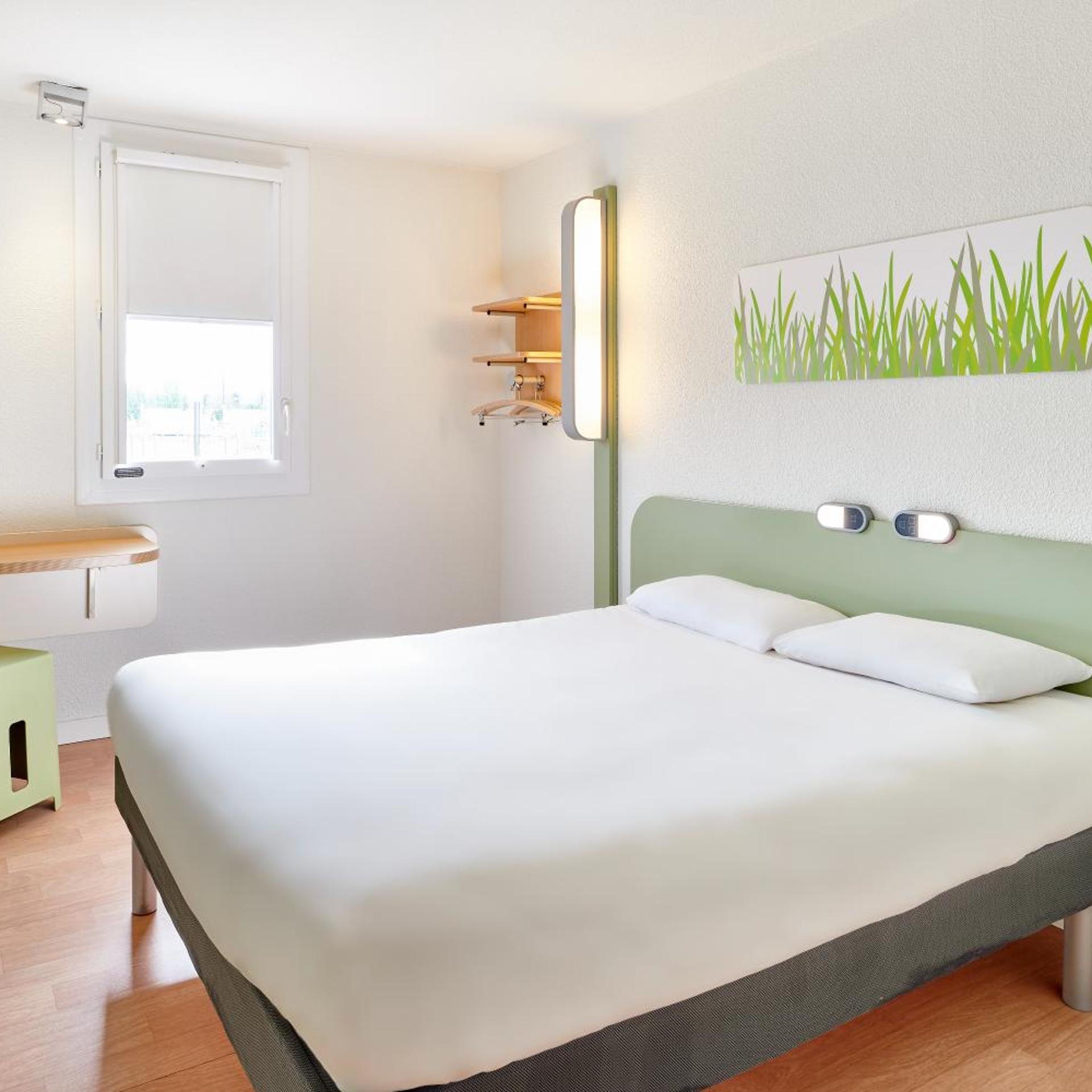 Adjoining, Double Bed