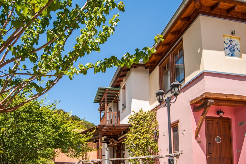 Viraggas Traditional Hotel 45/50