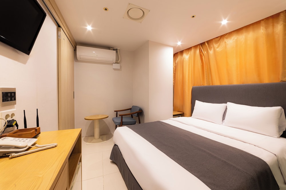CONNECTING, DOUBLE OR TWIN BED