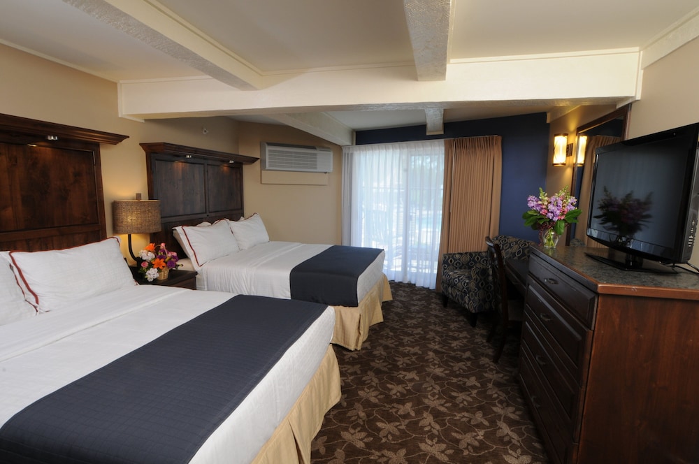Lakewood, Standard, 2 Queen Beds