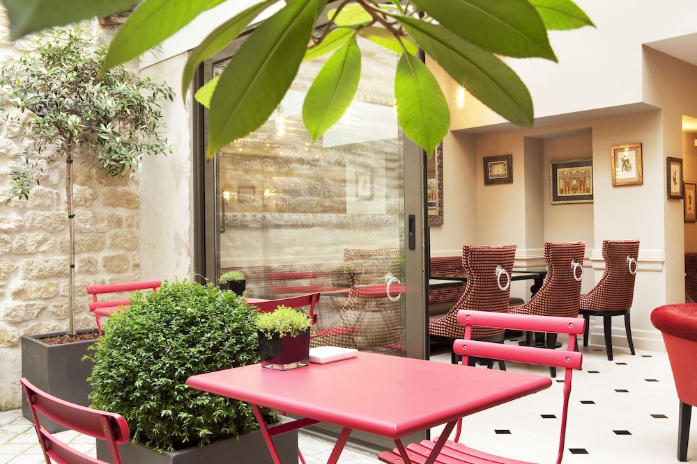HOTEL DES COMEDIES 12/22