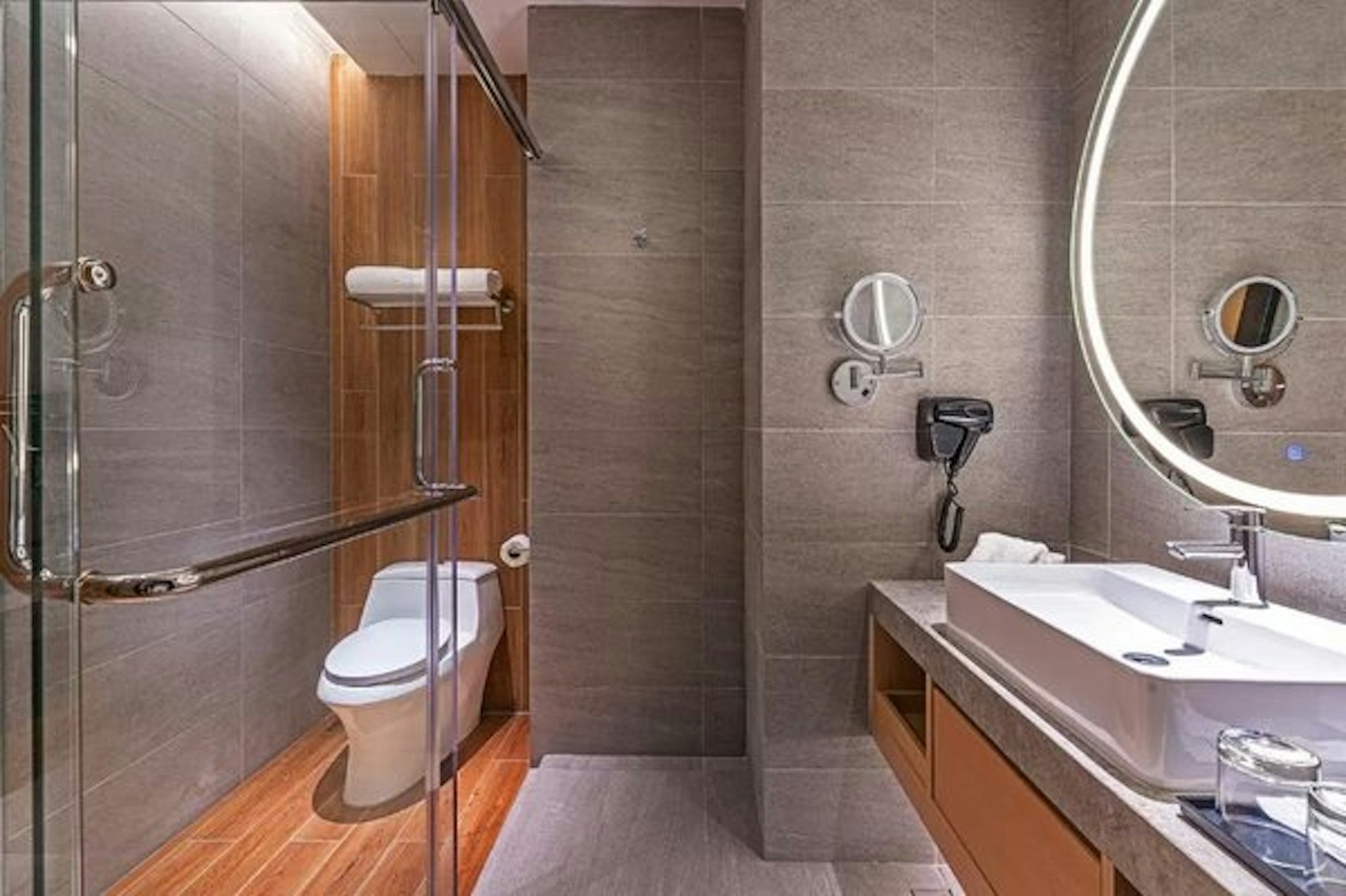 M World Hotel 39/40