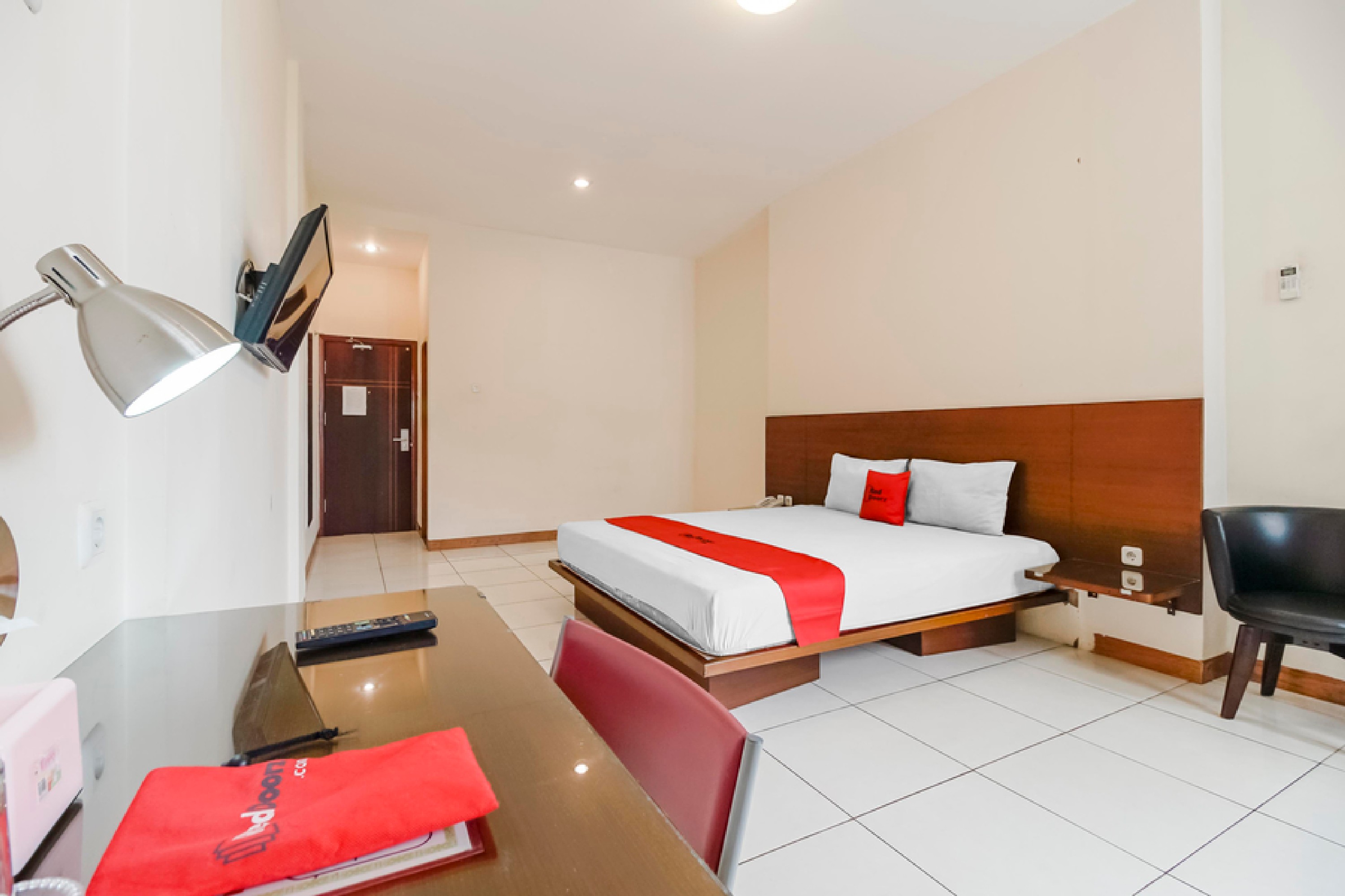 RedDoorz Plus @ Karebosi Area 2 (RedDoorz - Hotel Crown Inn) 16/28
