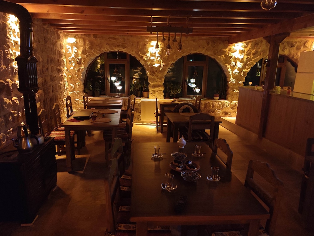 Euphoria Cave House 37/50