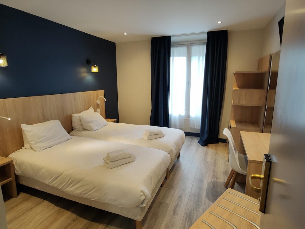 ROOM, TWIN BEDS