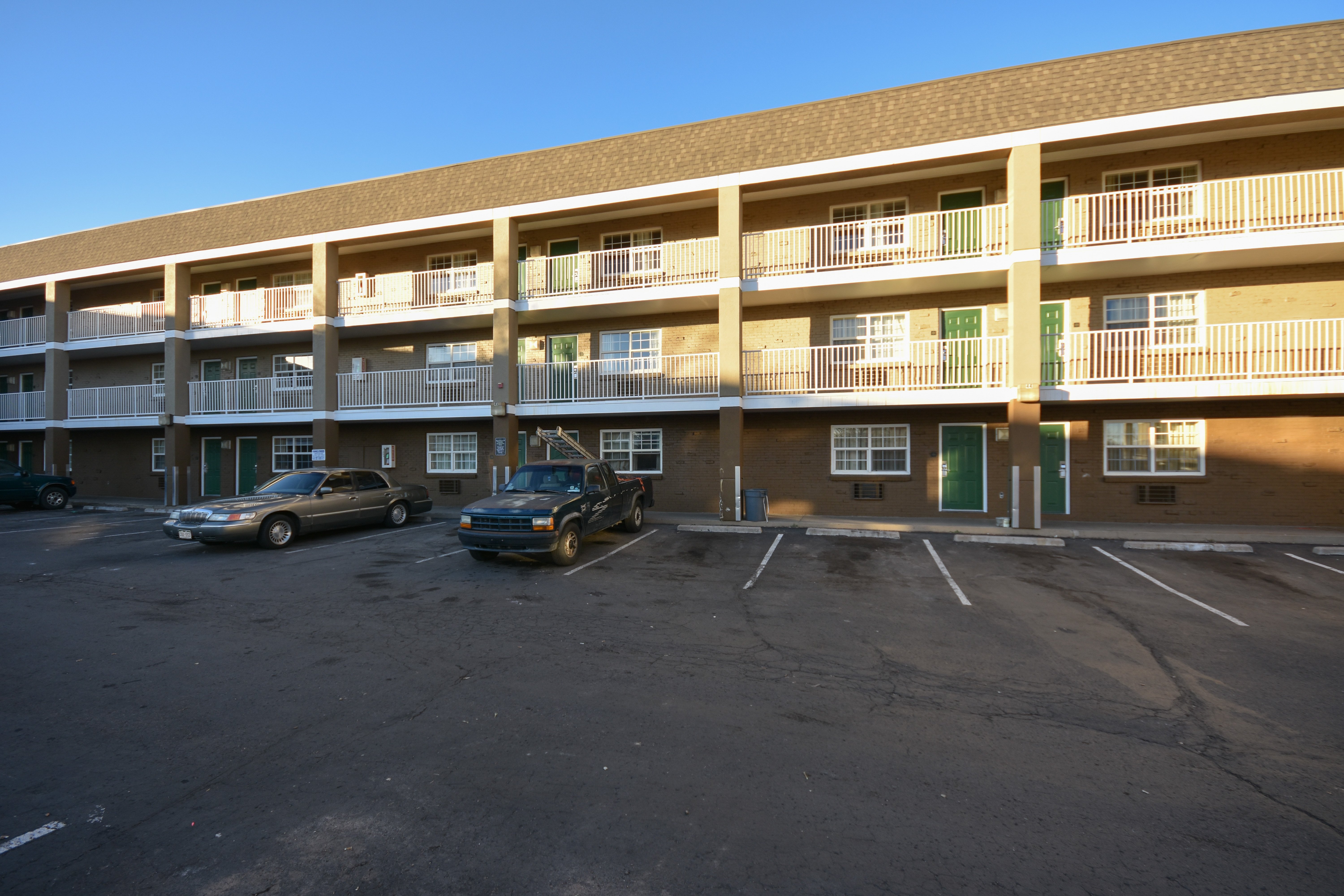 HomeTowne Studios by Red Roof Denver - Lakewood West 36/42