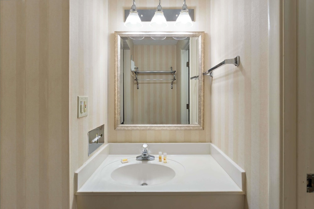 Days Inn & Suites By Wyndham Northwest Indianapolis 17/40