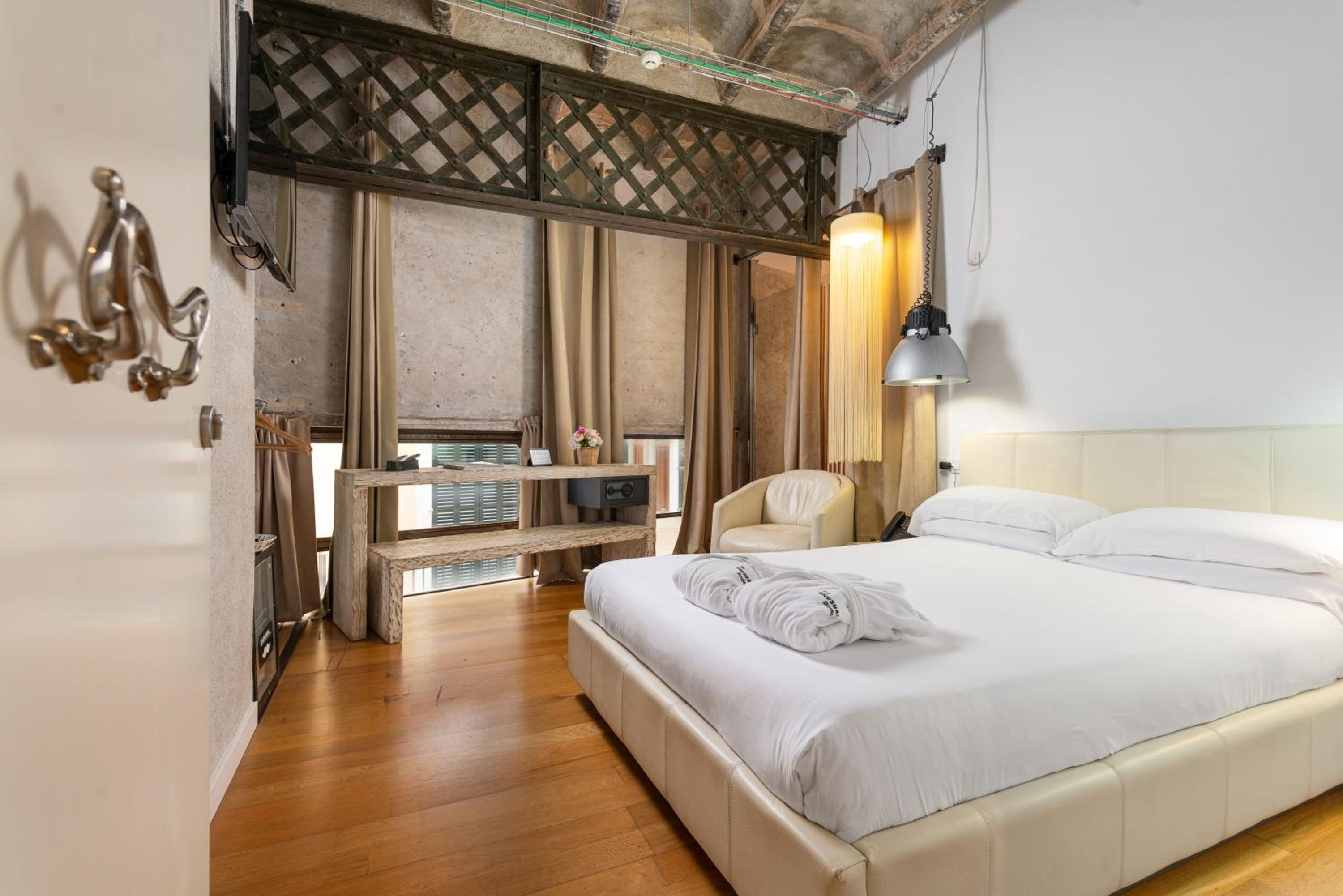 PREMIUM, DOUBLE OR TWIN BED