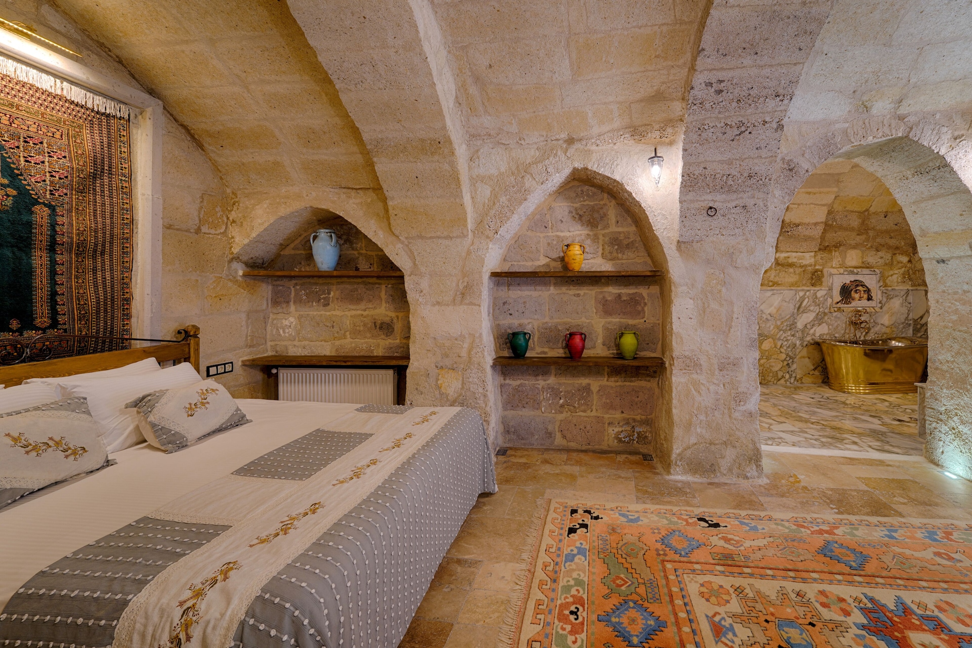 SUITE, KING BED