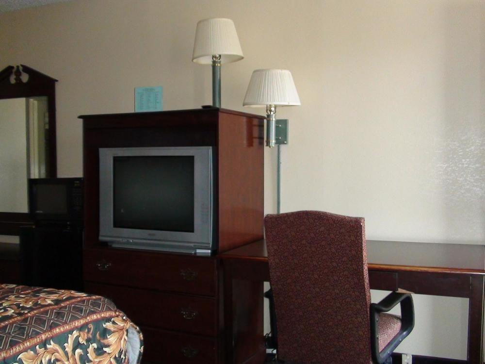 Econo Lodge Oklahoma City Northeast 21/28