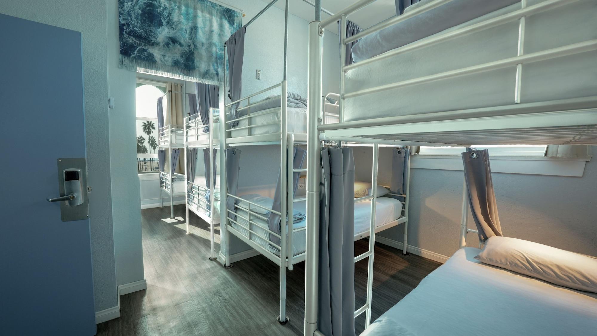 Private, Mixed Dorm, 8 Beds