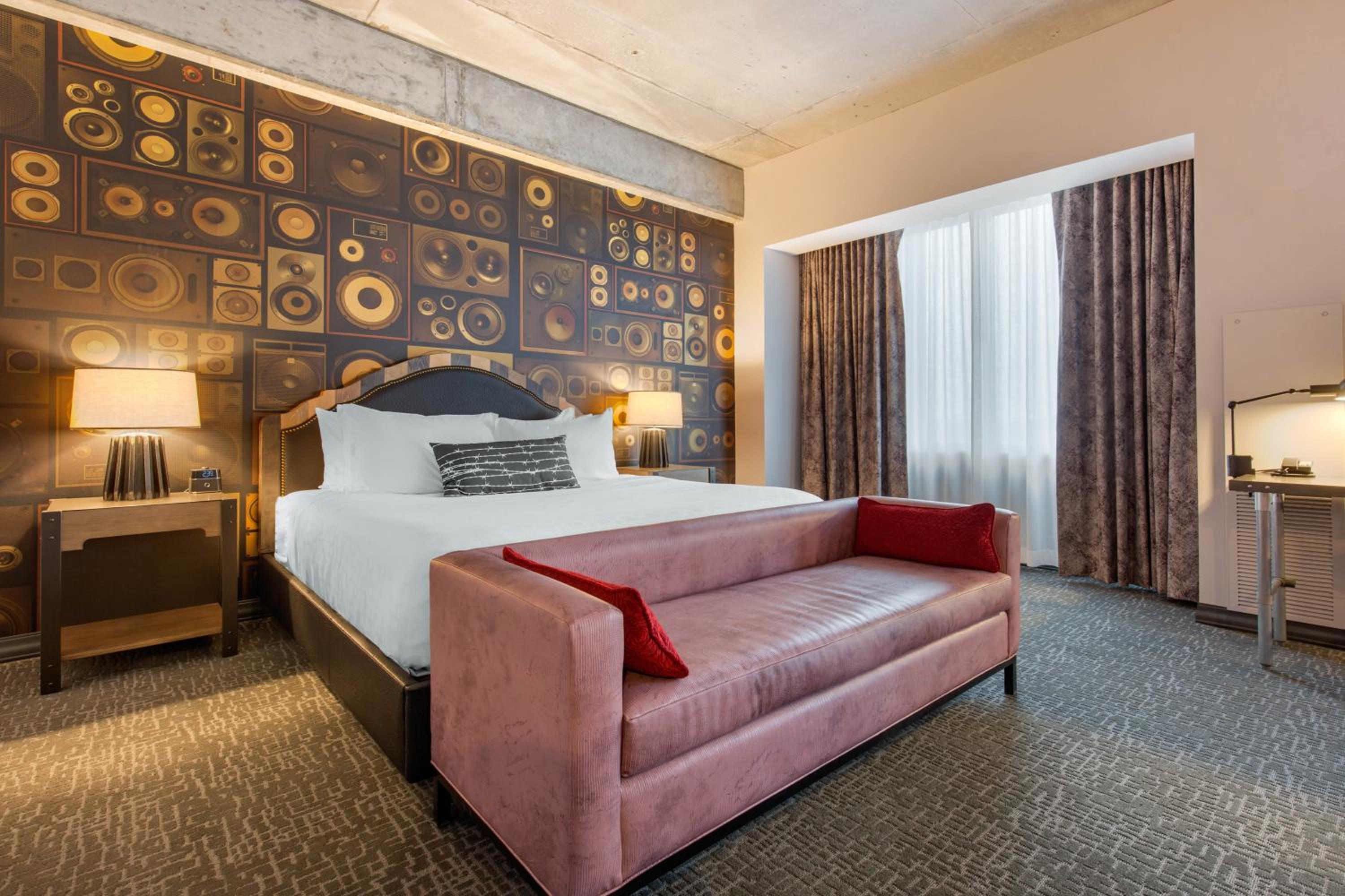 SUITE, KING BED, ACCESSIBLE