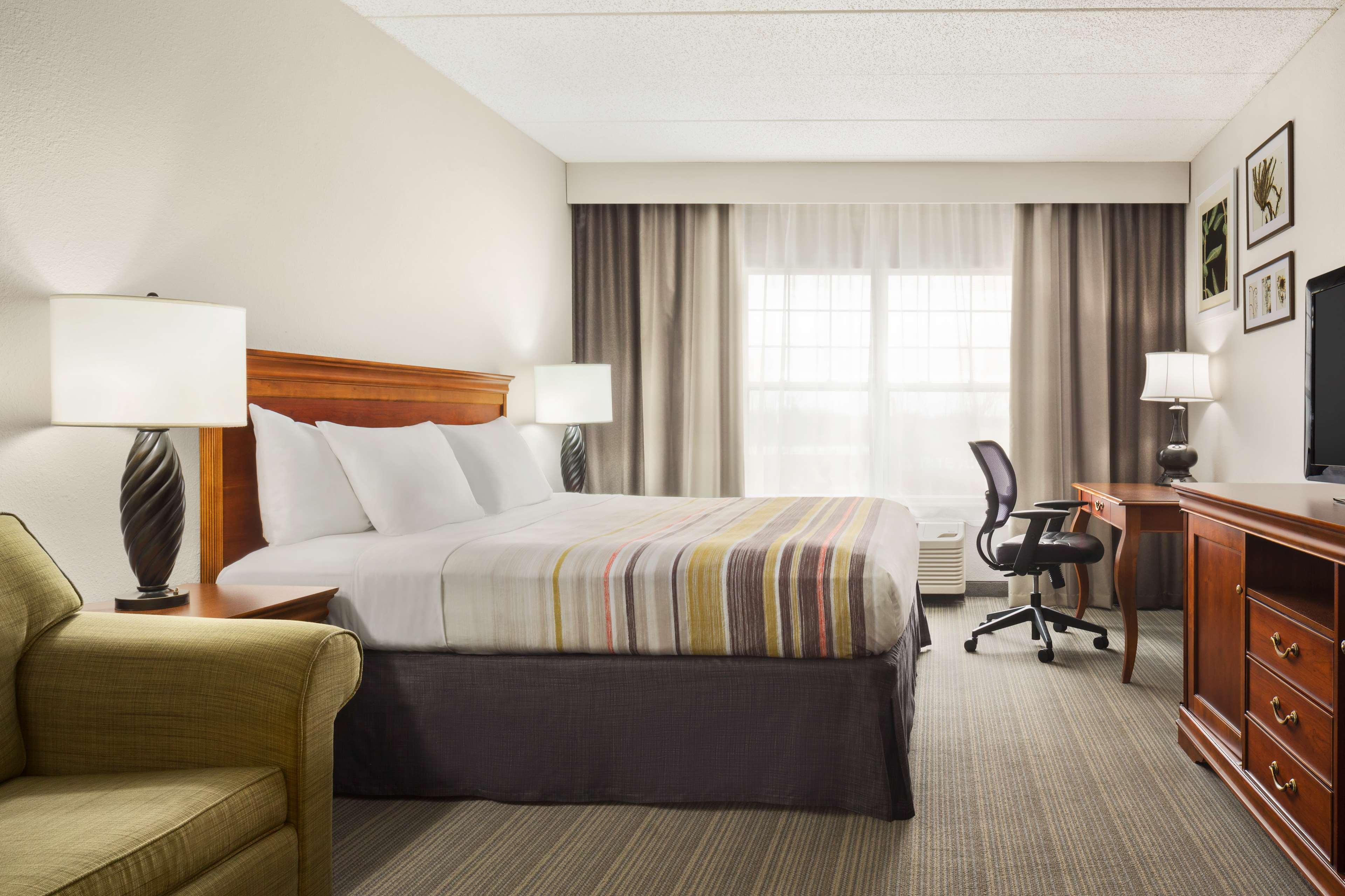 ROOM, KING BED, ACCESSIBLE