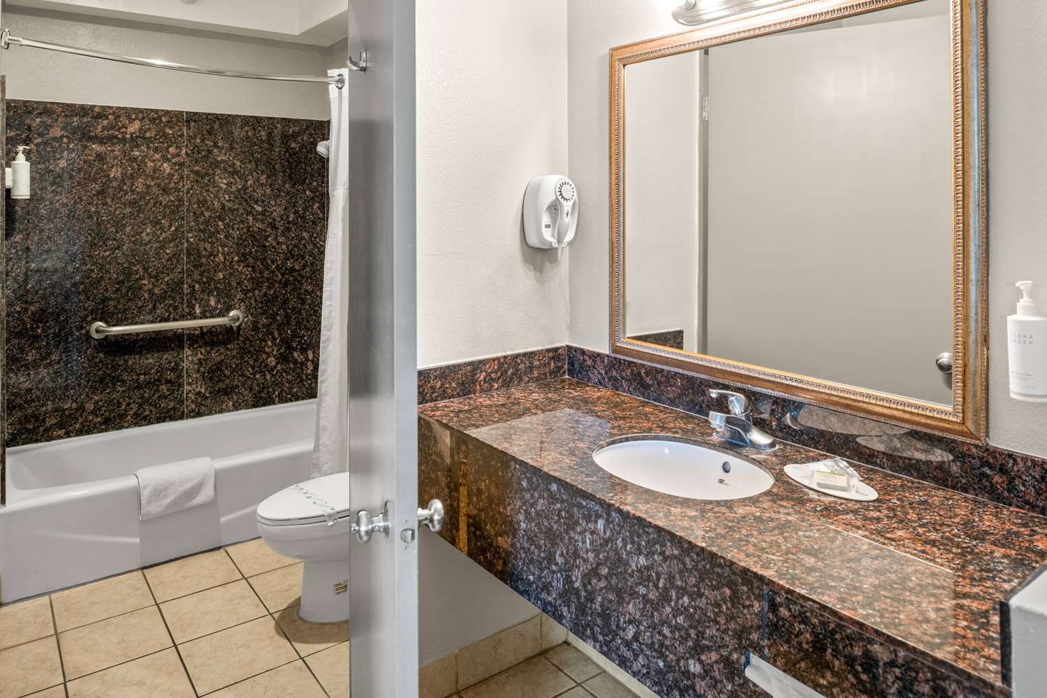 Days Inn & Suites By Wyndham Artesia 33/37