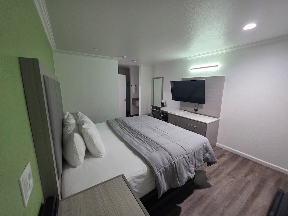 ROOM, KING BED, JETTED TUB