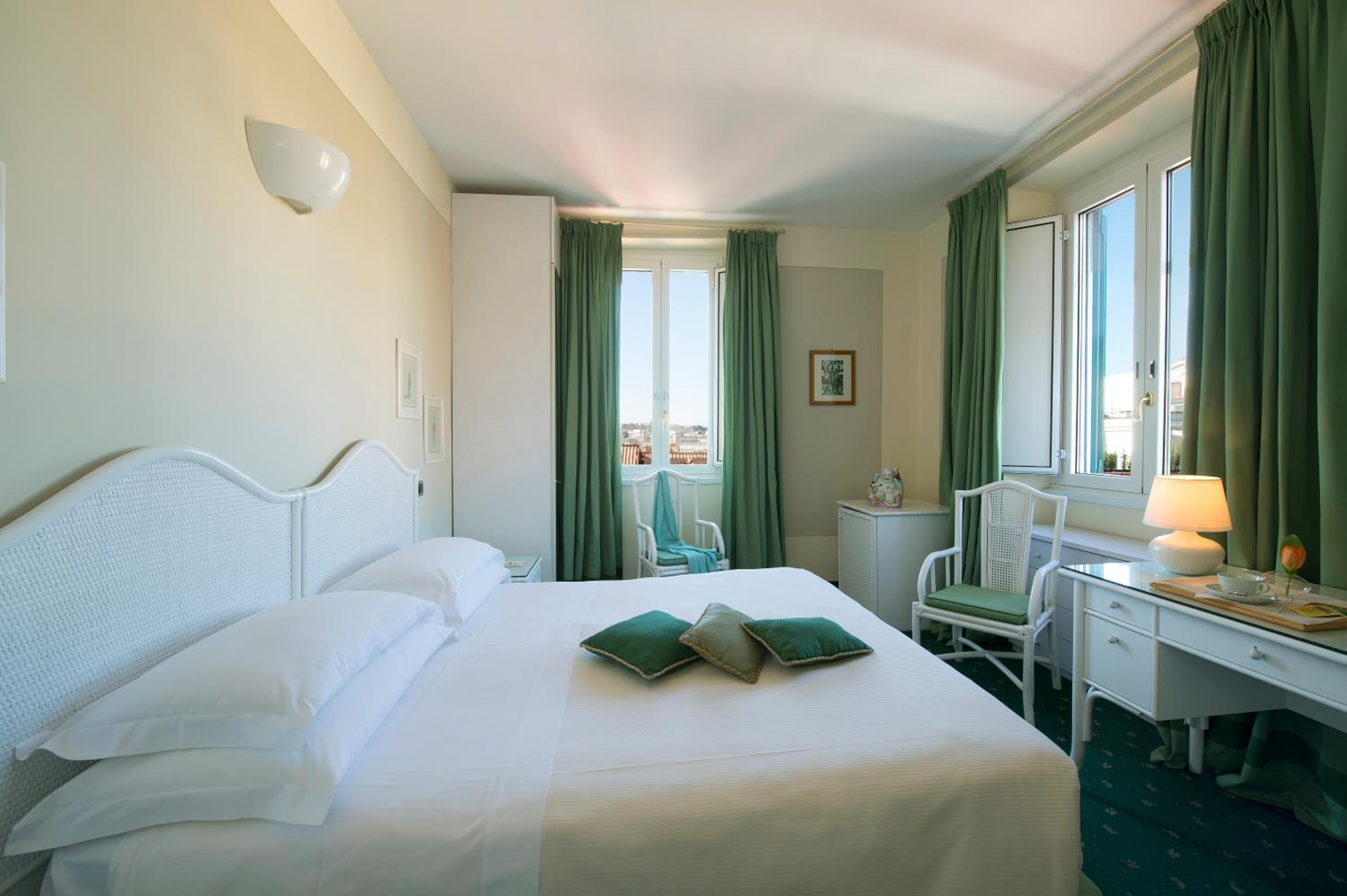 جناح جونيور، Hotel Gregoriana 2/6