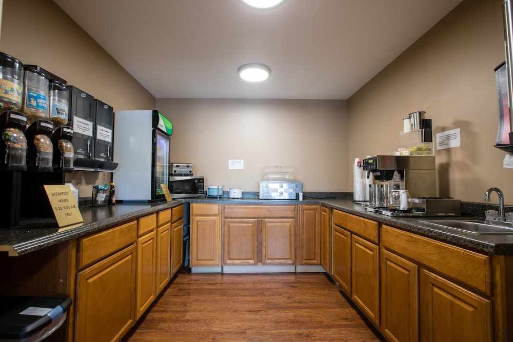 Relax Inn &amp; Suites 4/82