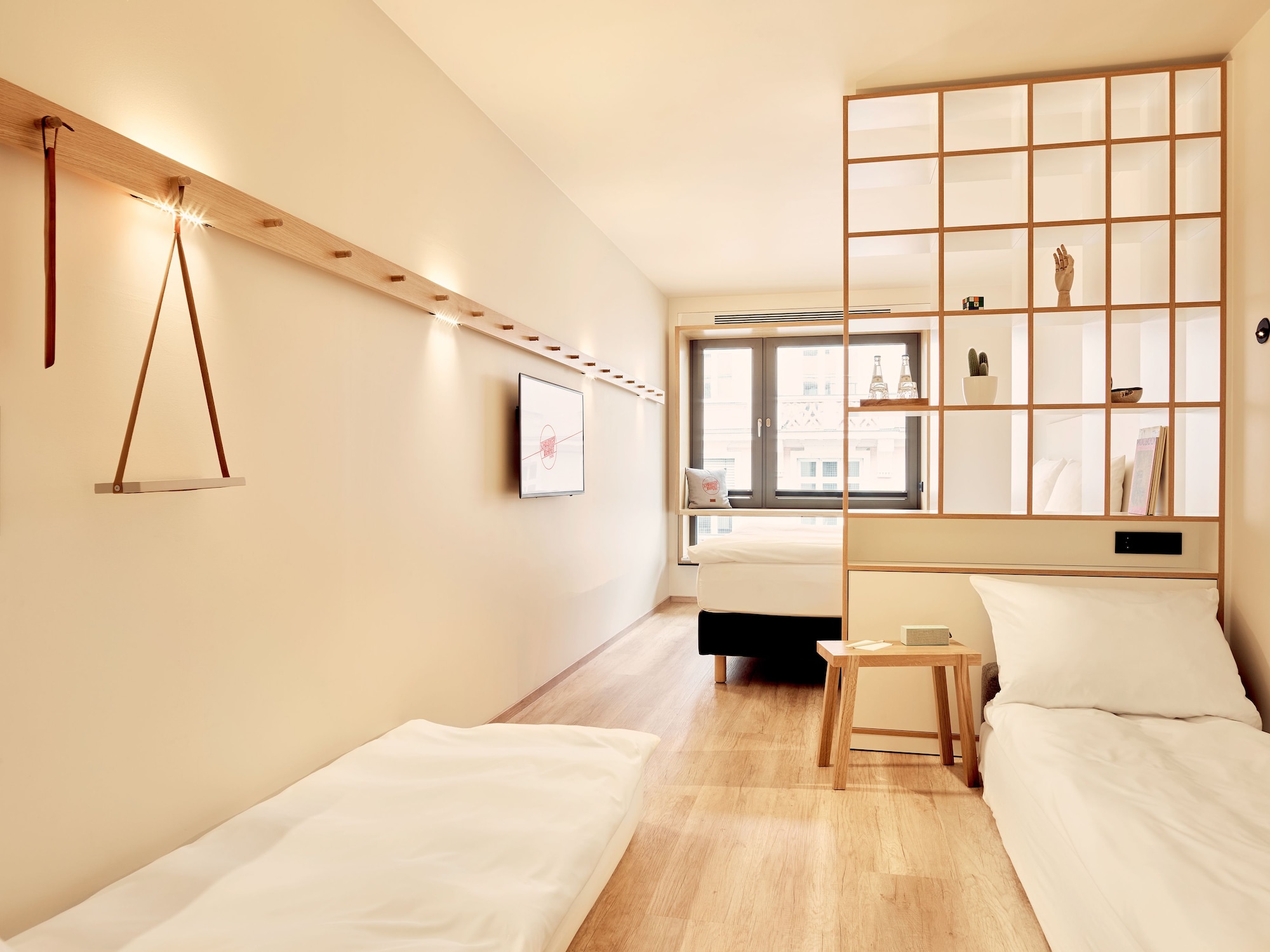 COMPACT, SUITE
