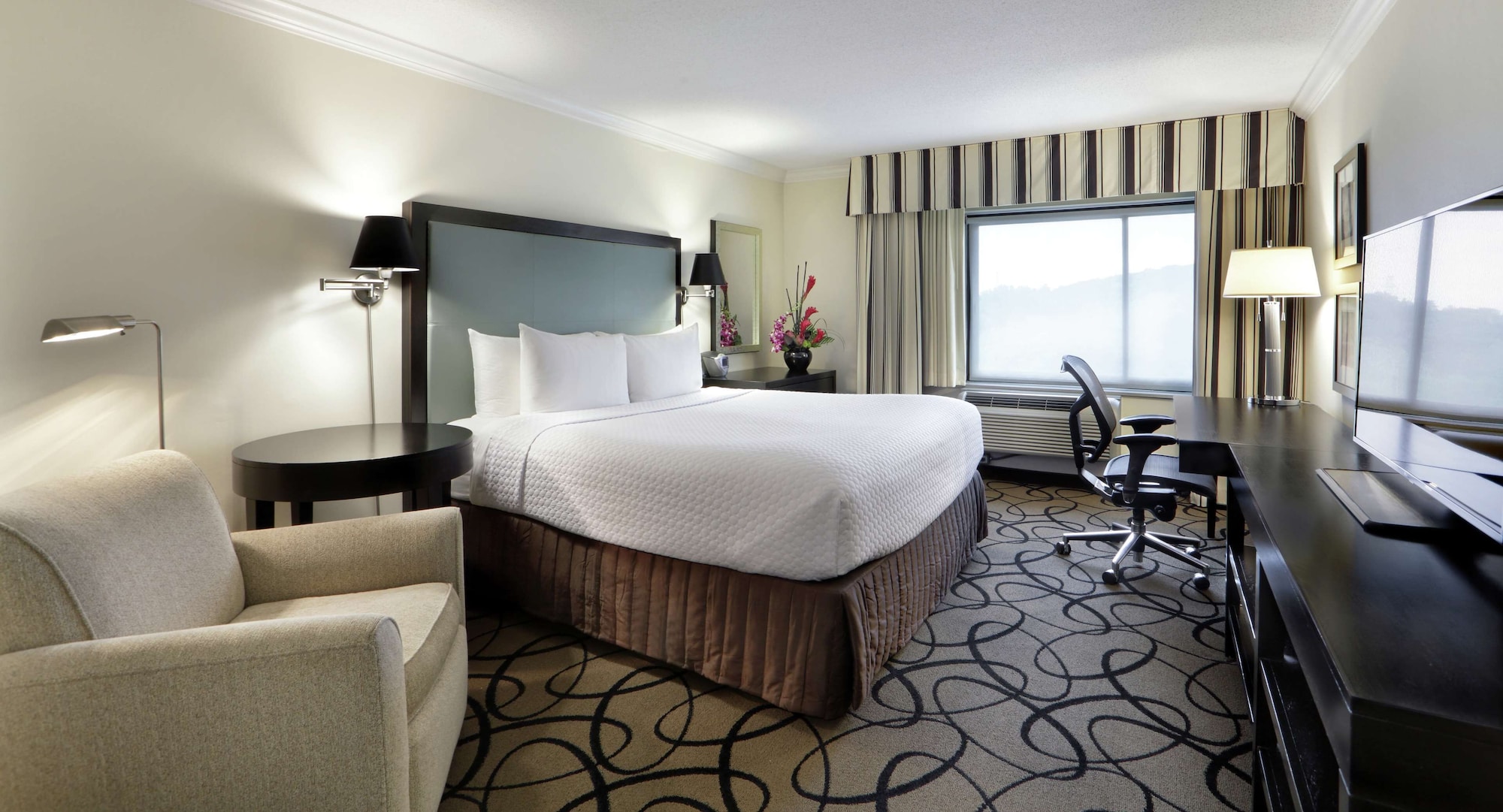 Stylin, King Bed, Corner، The Verve Hotel Boston Natick, Tapestry Collection by Hilton 2/6