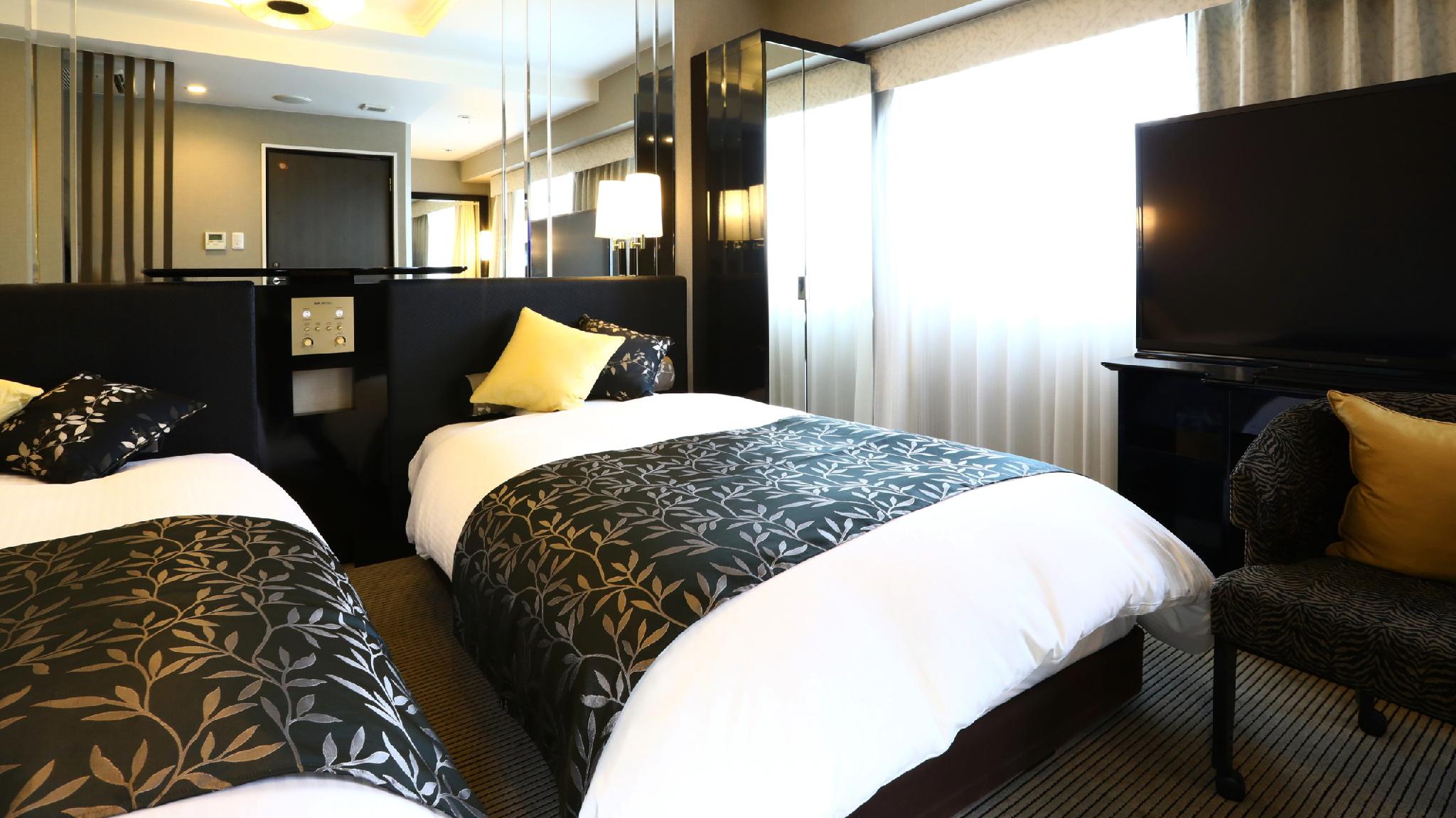 Deluxe, Twin Beds, Night View