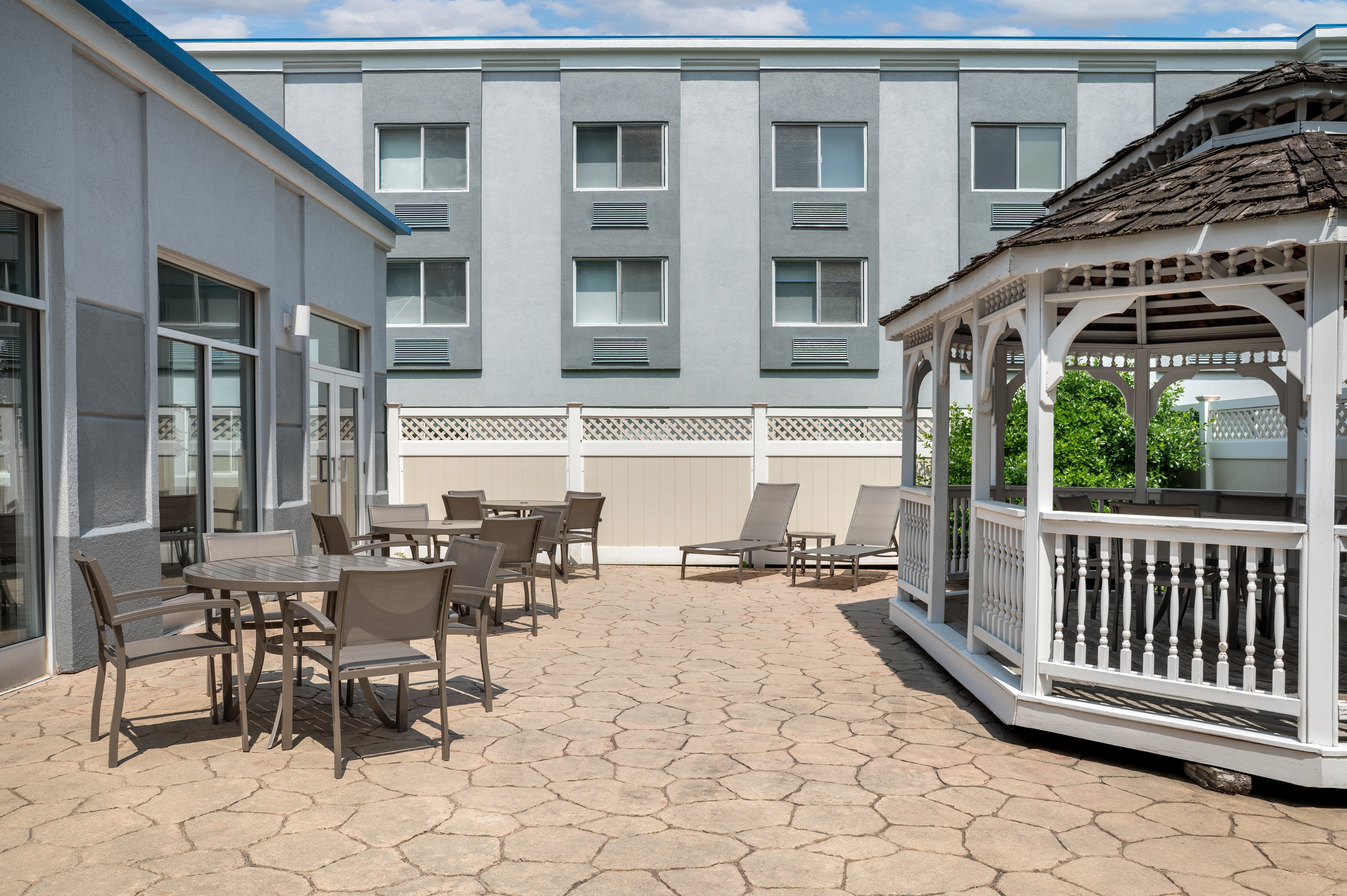 Comfort Inn & Suites Hawthorne NY 66/72