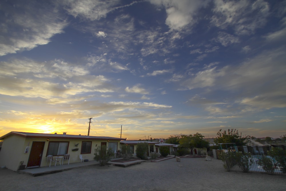 Harmony Motel 5/50