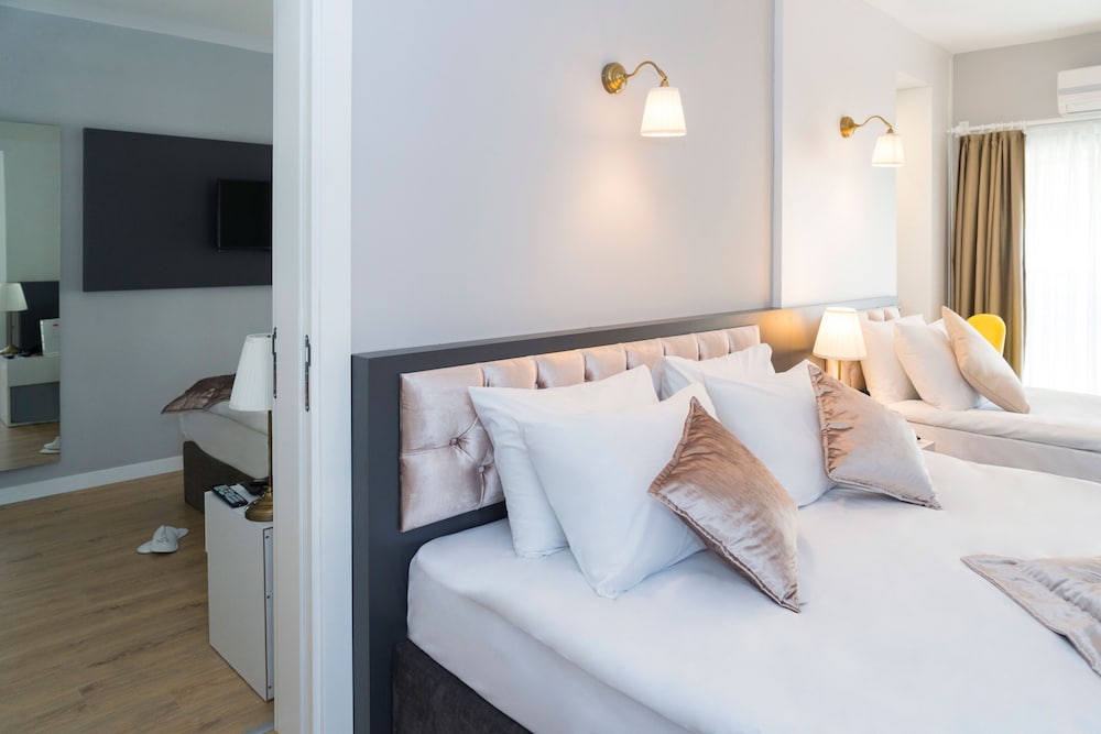 Niss Lara Hotel 12/66