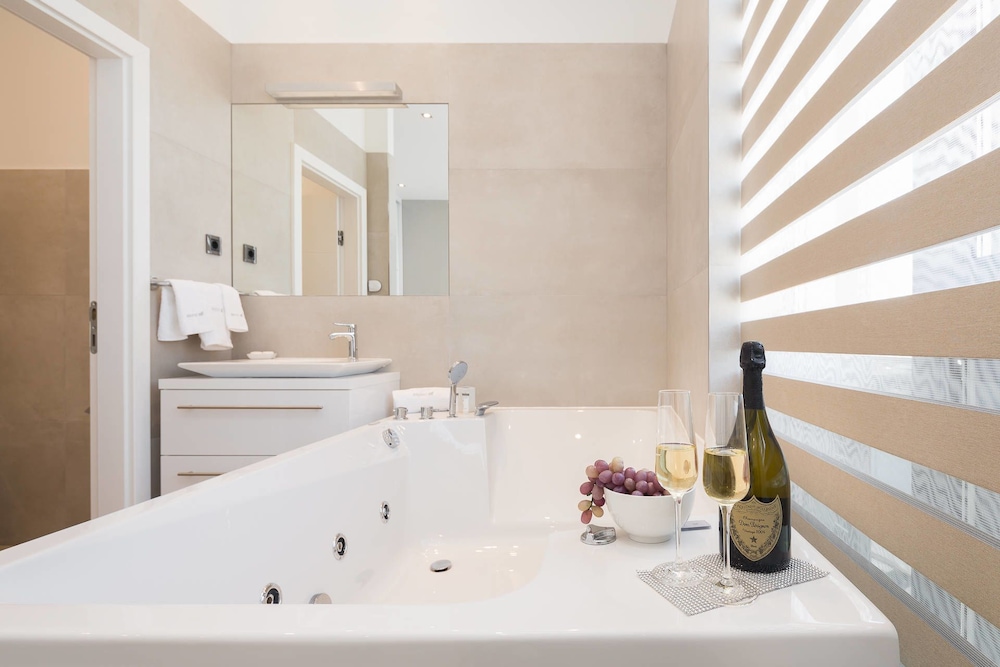 شقة سوبيريور بسريرين كينج بإطلالة على البحر بشرفة بغرفتي نوم مع أريكة، Marina Baotic Apartments 4/4