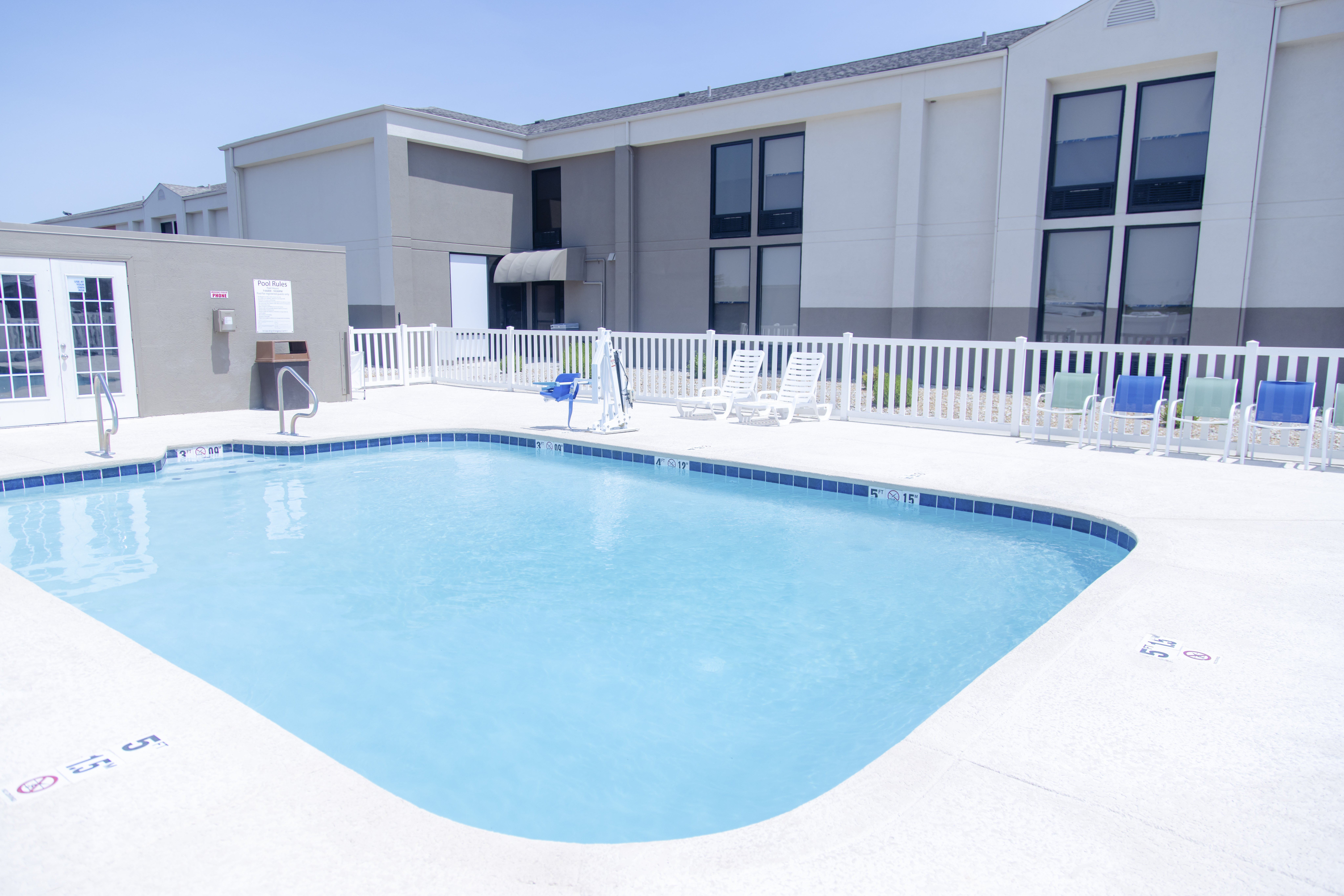 Holiday Inn Express Marshfield (Springfield Area) 33/34