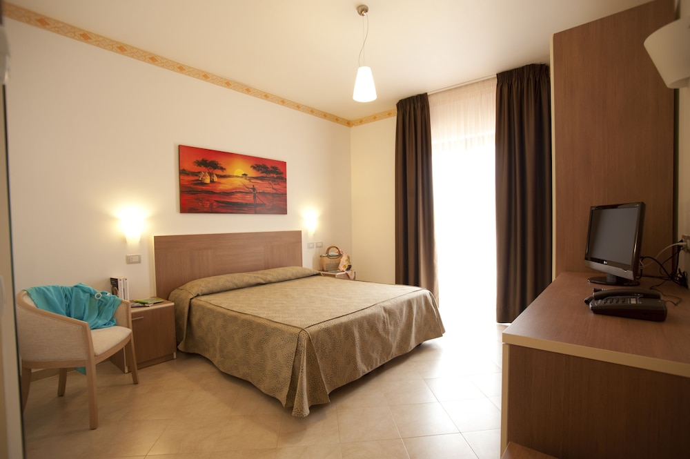 ROOM, DOUBLE BED