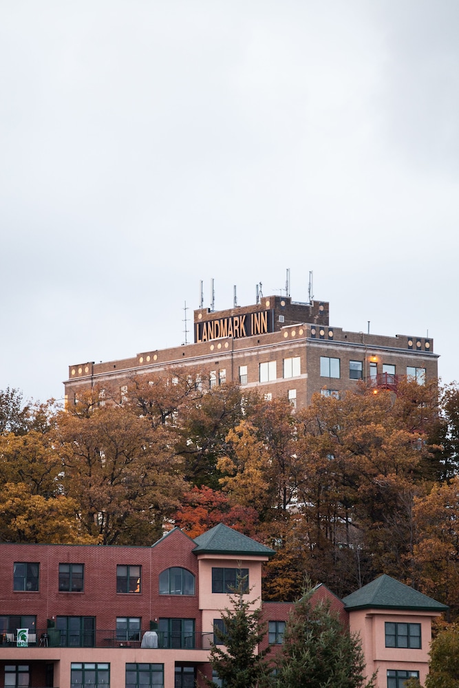 Landmark Inn 2/58