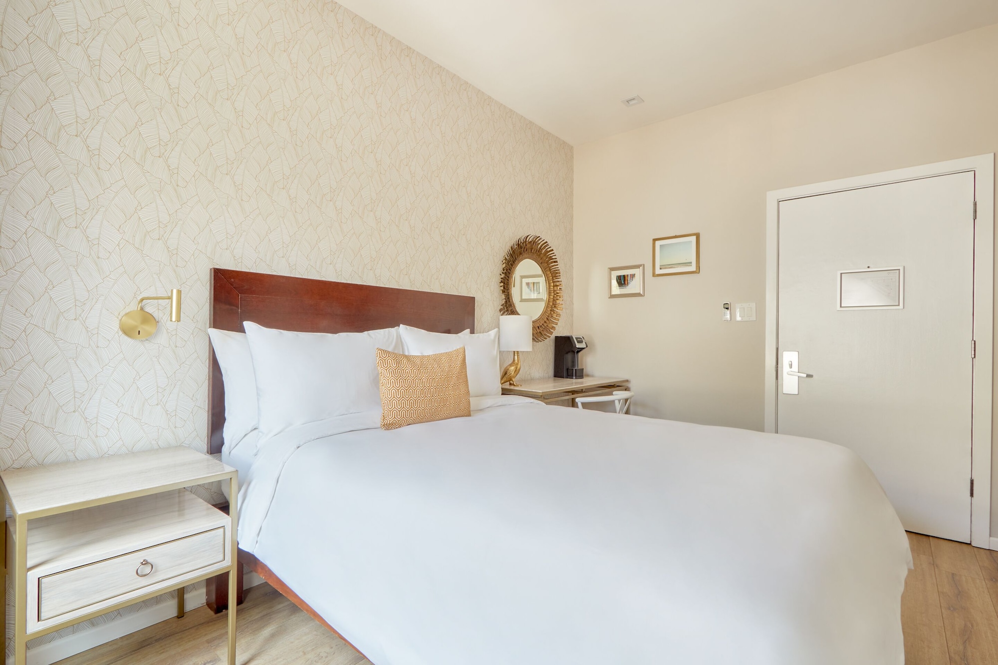 ROOM, QUEEN BED