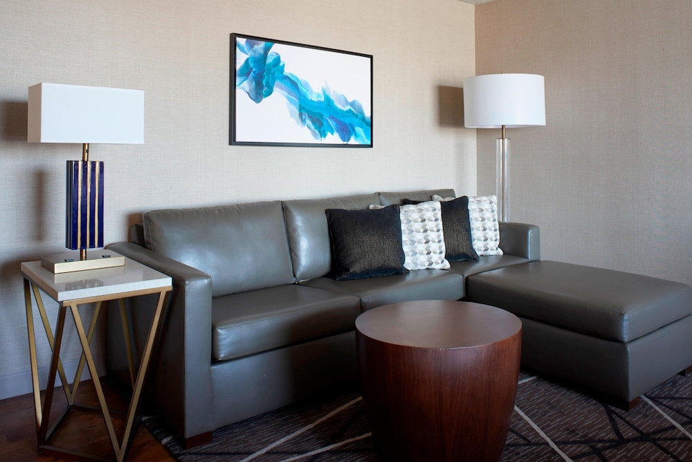 Kansas City Airport Marriott 33/64