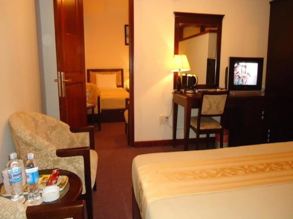 Dong Kinh Hotel 45/49