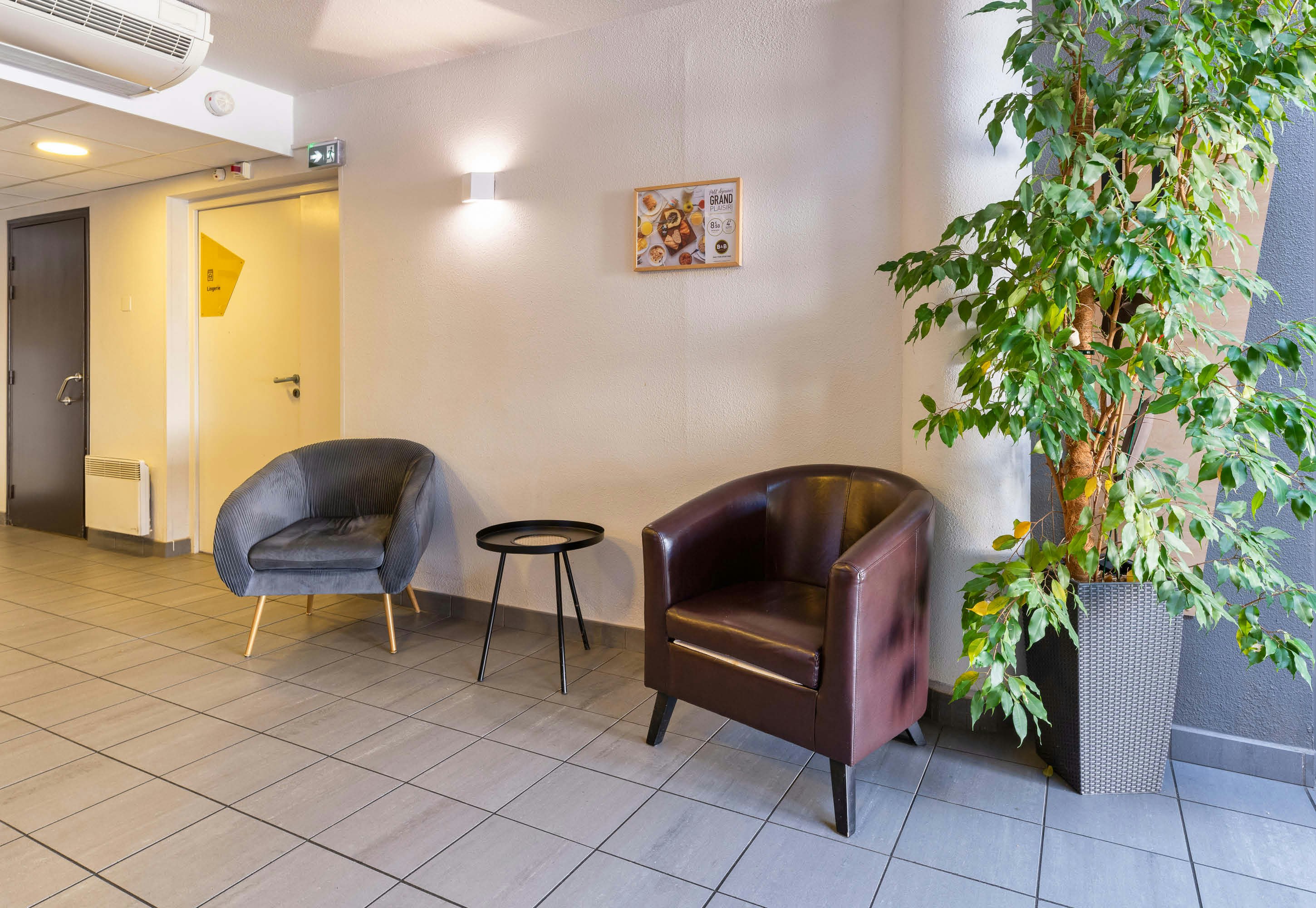 Lobby at B&B Hotel Lyon Saint Bonnet Mid Plaine, SAINT-BONNET-DE-MURE