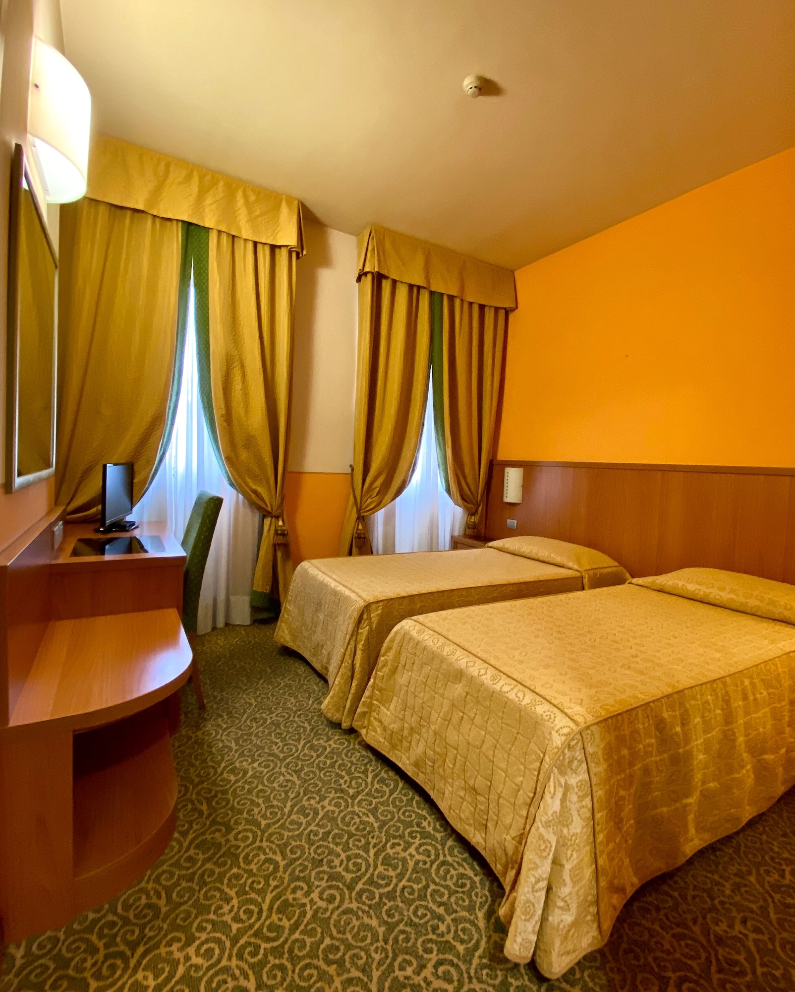 ROOM, TWIN BEDS