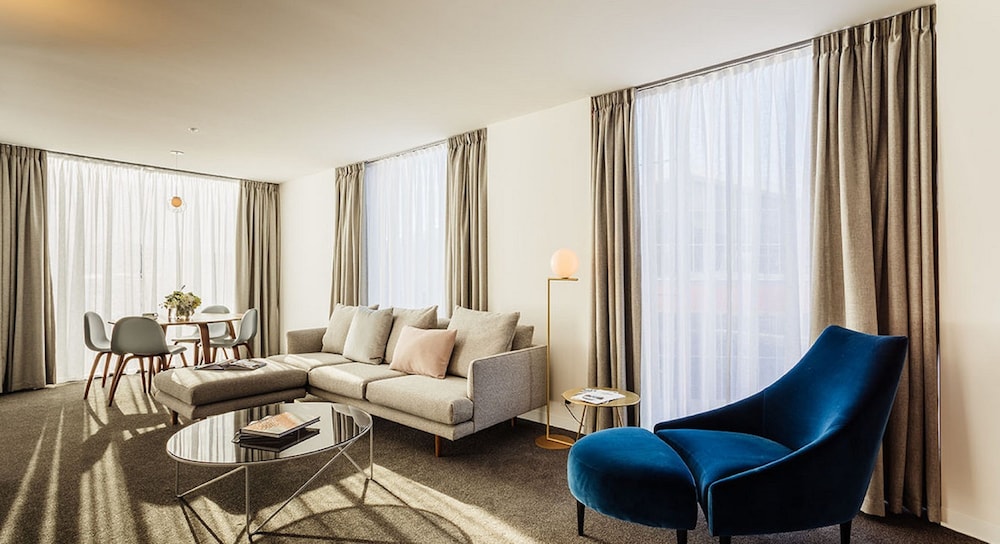 MACQ 01 HOTEL 49/69