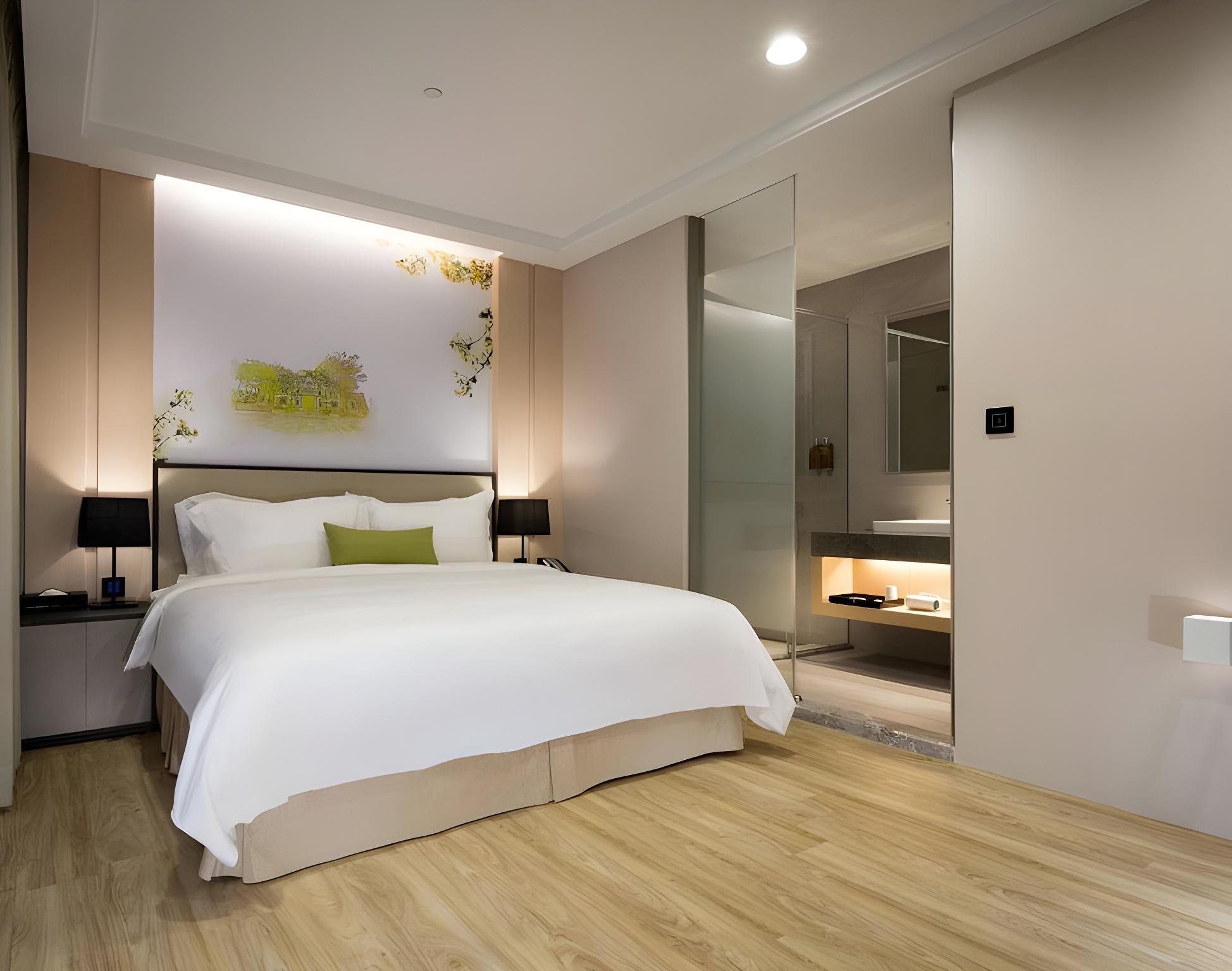 Classic, King Bed, No Window